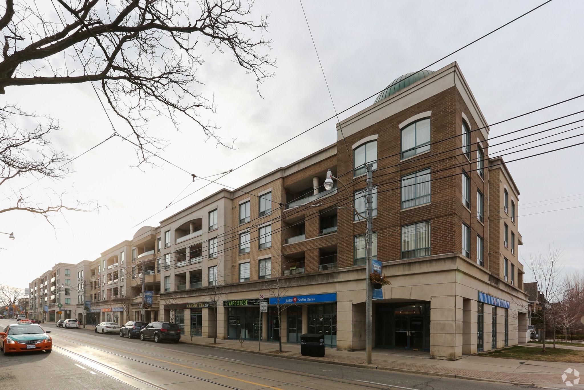 1813-1815 Queen St E, Toronto, ON à louer Photo principale– Image 1 sur 6