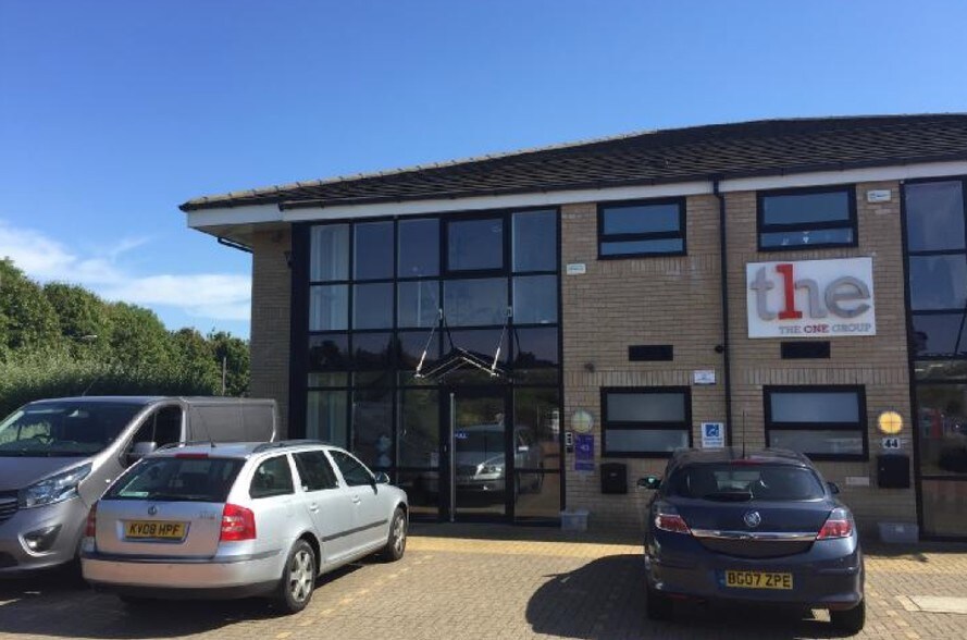 43-44 Commerce Rd, Peterborough à louer - Photo de l’immeuble – Image 3 sur 6