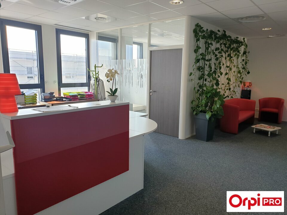 Bureau dans Vaulx-en-Velin à louer Photo intérieure– Image 1 sur 12