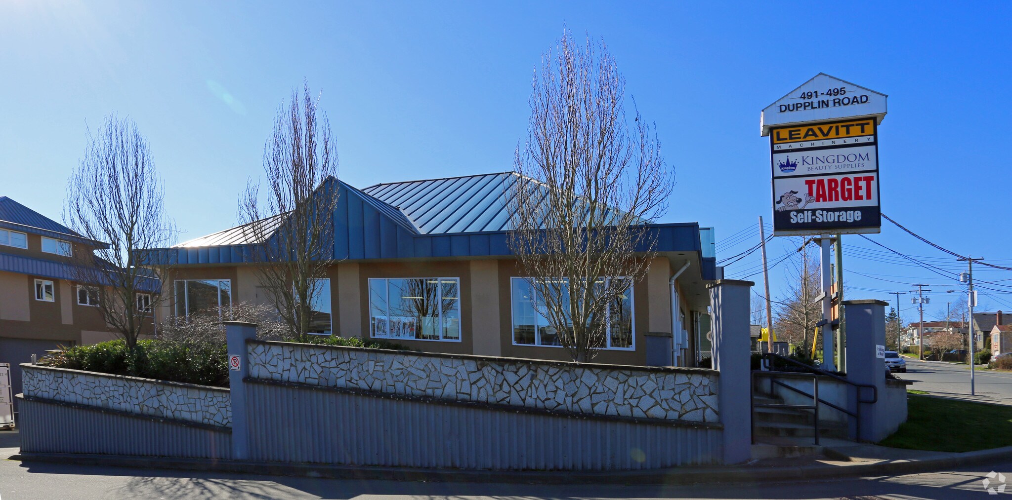 491-495 Dupplin Rd, Saanich, BC à vendre Photo de l’immeuble– Image 1 sur 6