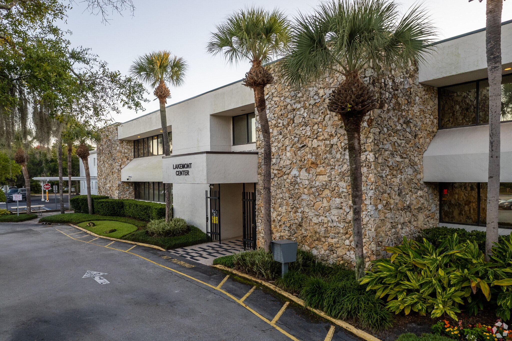 201 N Lakemont Ave, Winter Park, FL à louer Photo de l’immeuble– Image 1 sur 5