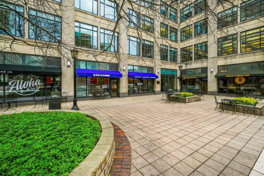 630 Davis St, Evanston, IL à louer - Photo de l’immeuble – Image 3 sur 5