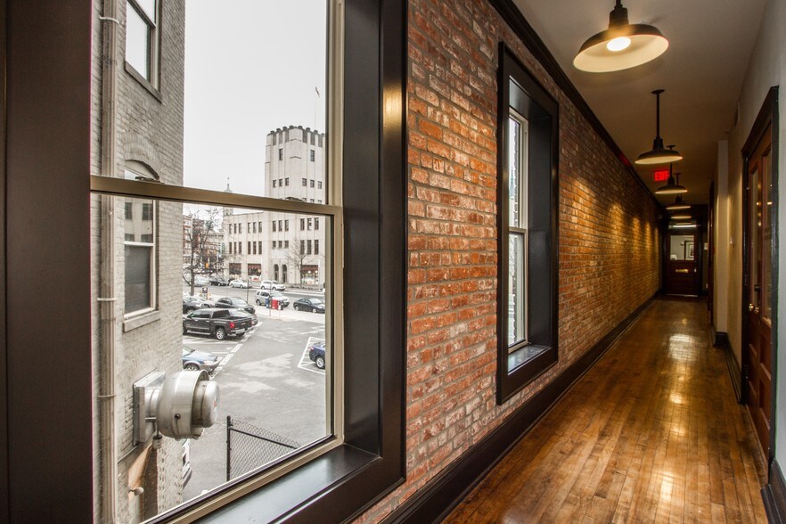 345 Massachusetts Ave, Indianapolis, IN à louer - Photo de l’immeuble – Image 2 sur 6