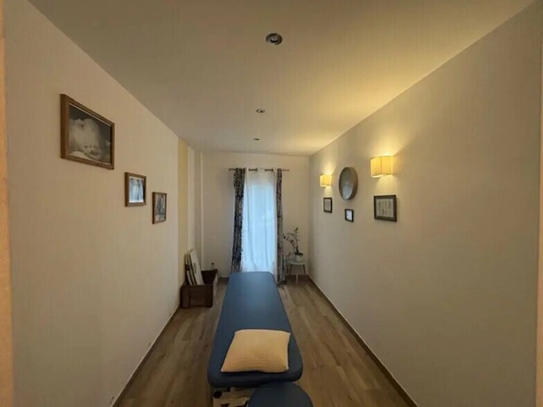 Bureau dans Saint-Étienne-du-Grès à vendre - Photo intérieure – Image 3 sur 6