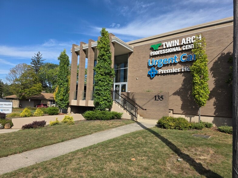 135 W Dorothy Ln, Kettering, OH à vendre - Photo de l’immeuble – Image 1 sur 19