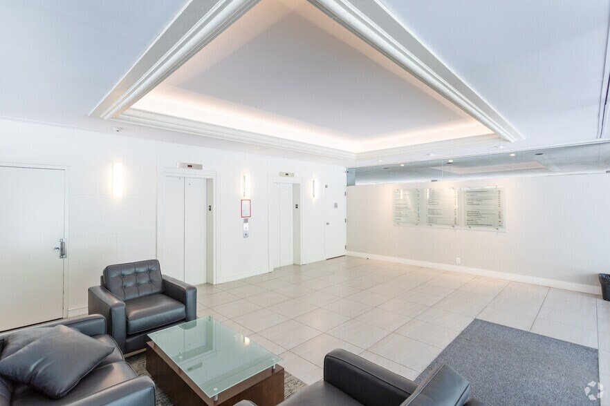 545 Clyde Ave, West Vancouver, BC à louer - Hall d’entrée – Image 3 sur 8