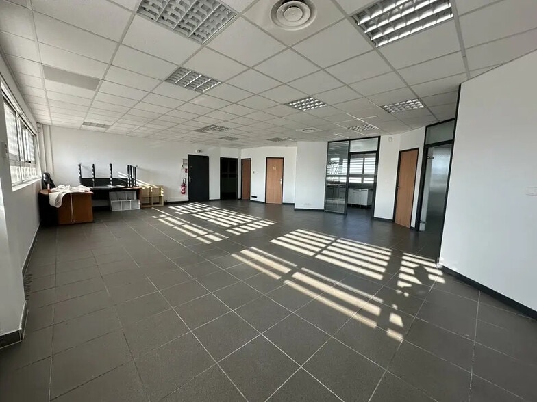 Bureau dans Nîmes à louer - Photo de l’immeuble – Image 3 sur 10