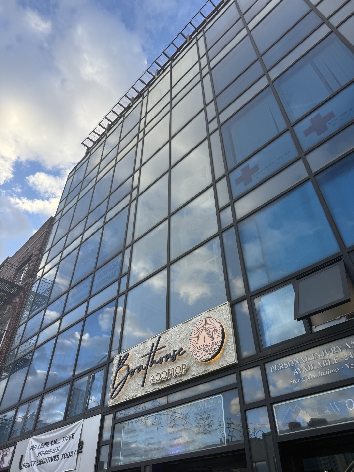 3272 Steinway St, Astoria, NY à louer Photo de l’immeuble– Image 1 sur 1