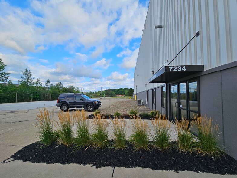 7800 Tyler Blvd, Mentor, OH à louer - Photo de l’immeuble – Image 3 sur 6