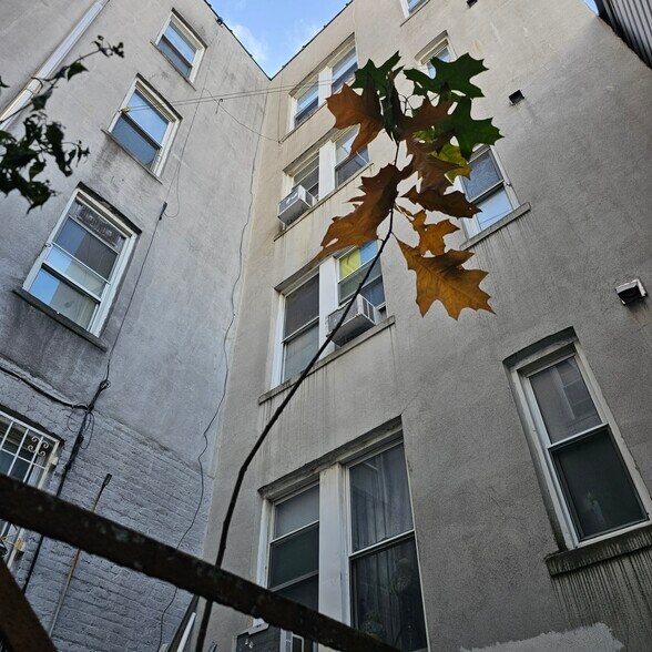 2069 E 12th St, Brooklyn, NY à vendre - Photo de l’immeuble – Image 3 sur 17