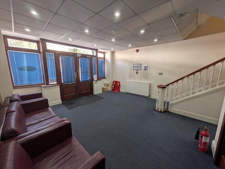 9-15 Windsor St, Chertsey à louer - Photo de l’immeuble – Image 3 sur 12