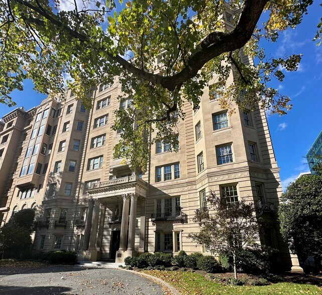 1026 16th St NW, Washington, DC à louer - Photo de l’immeuble – Image 2 sur 12