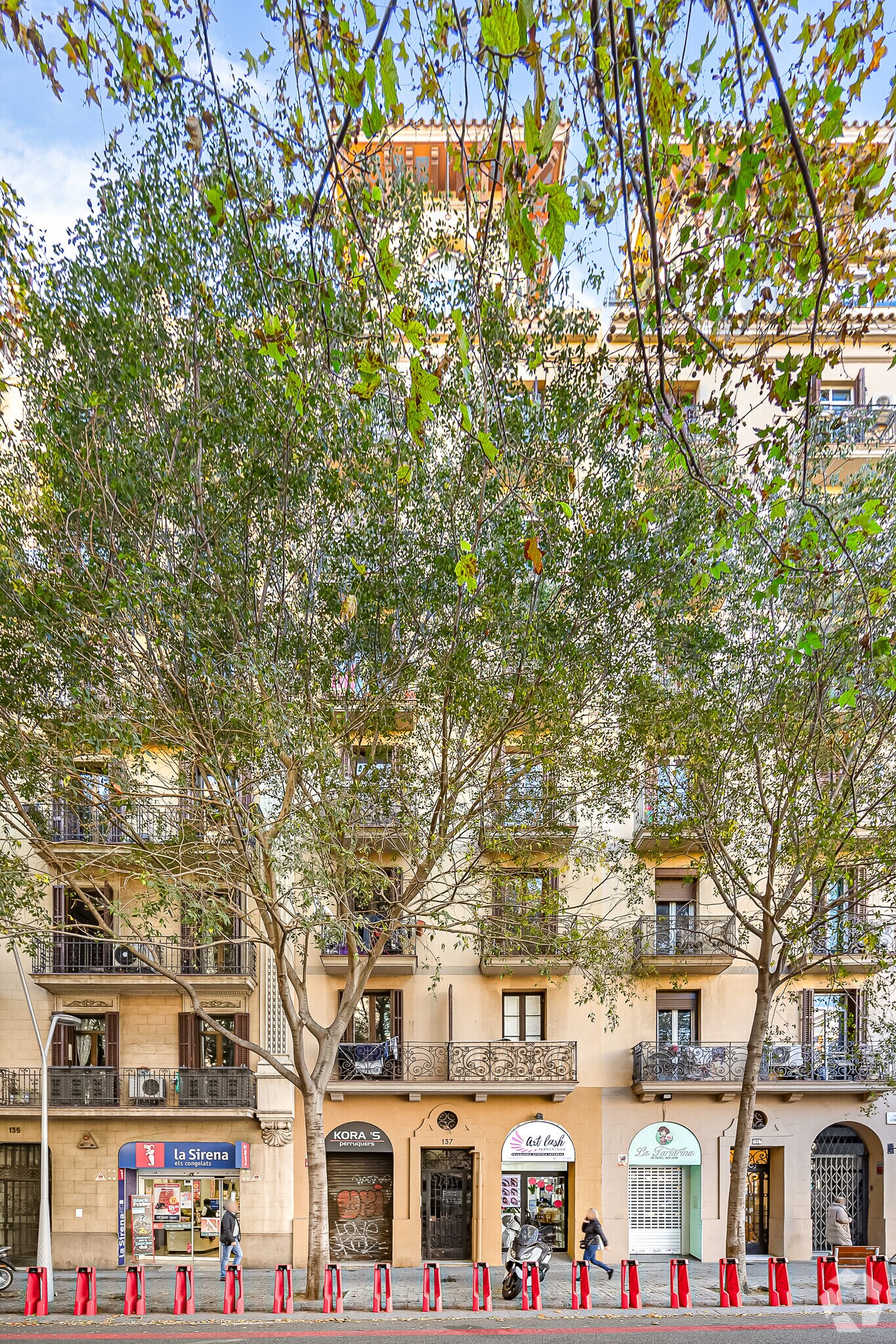 Immeuble residentiel dans Barcelone, Barcelona à vendre Photo principale– Image 1 sur 3