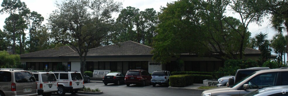 2590 Golden Gate Pky, Naples, FL à louer - Photo de l’immeuble – Image 2 sur 3