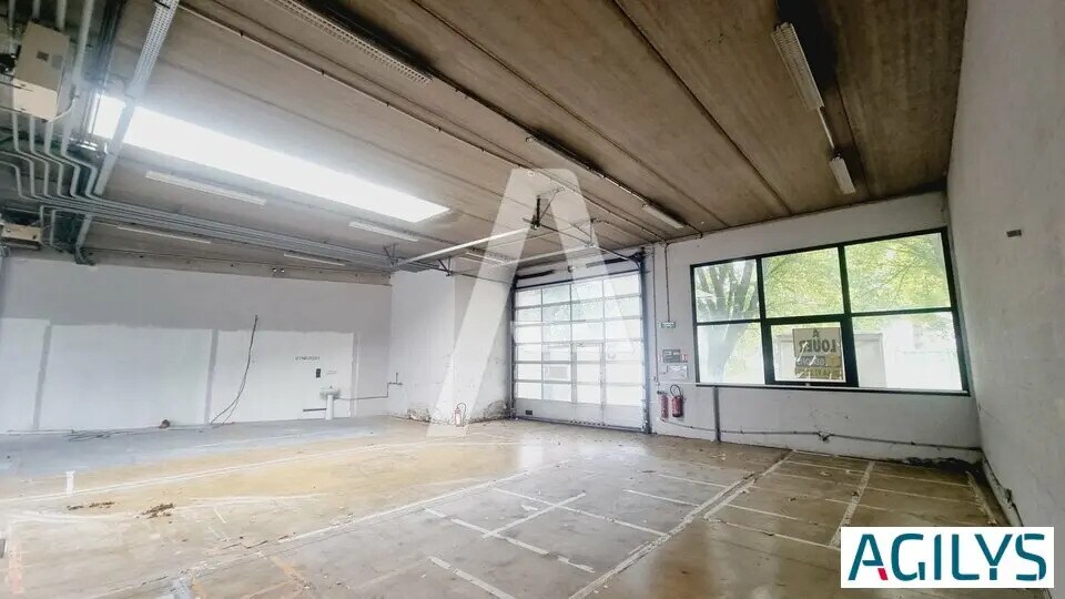 Local d’activités dans Villejust à louer - Photo de l’immeuble – Image 1 sur 5