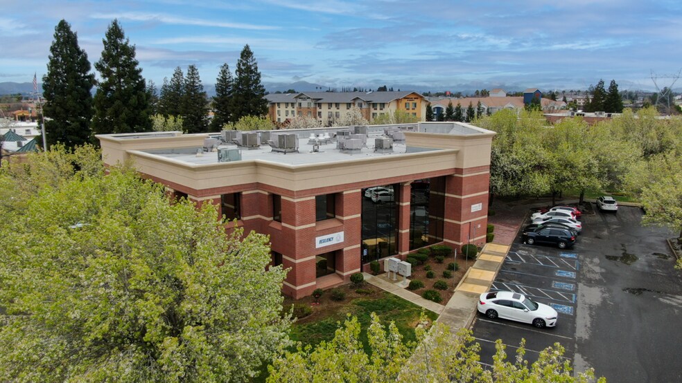 2195 Larkspur Ln, Redding, CA à louer - Photo de l’immeuble – Image 2 sur 30