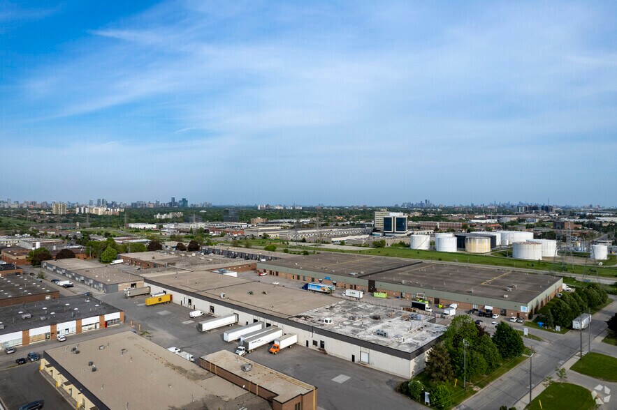 315-345 Flint Rd, Toronto, ON à louer - Photo de l’immeuble – Image 3 sur 4