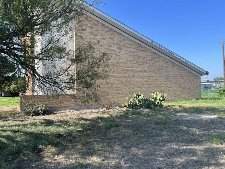 1120 E Sen Carlos Truan Blvd, Kingsville, TX à vendre - Photo de l’immeuble – Image 3 sur 34