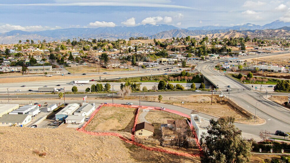 31305 Outer Highway 10, Yucaipa, CA à vendre - Photo principale – Image 1 sur 5