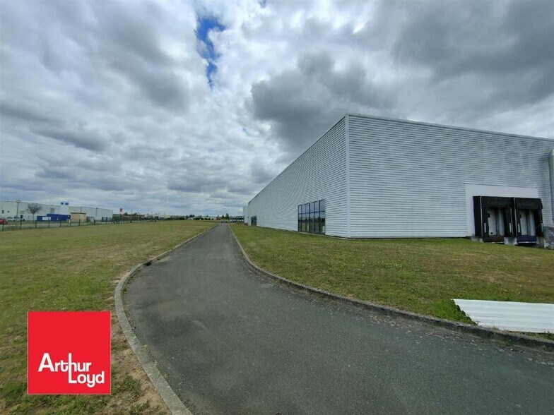 Local d'activités dans Tremblay-les-Villages à vendre - Photo de l’immeuble – Image 3 sur 5