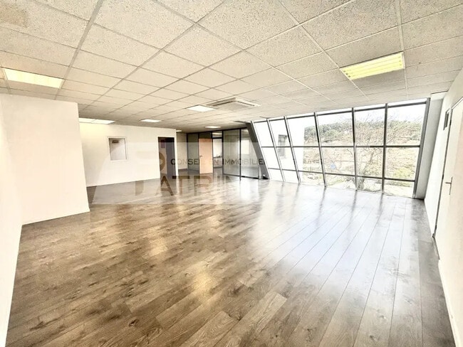 Plus de détails pour Bureau, Local commercial à louer