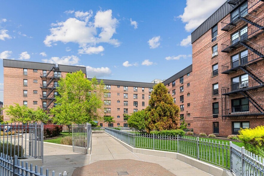 2010 Seagirt Blvd, Far Rockaway, NY à louer - Photo de l’immeuble – Image 2 sur 5