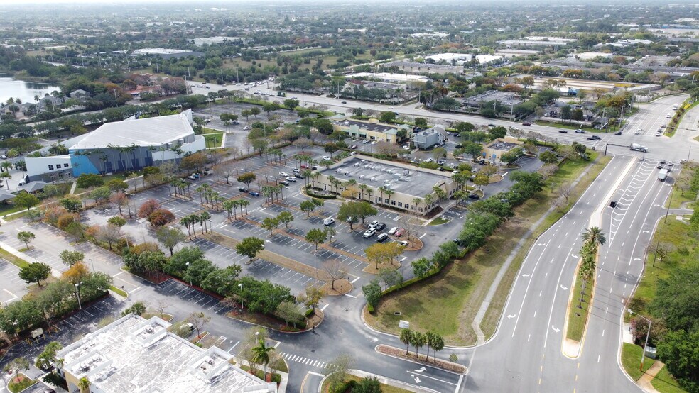 5600 N Hiatus Rd, Tamarac, FL à vendre - Photo de l’immeuble – Image 3 sur 8