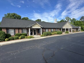 212 Le Phillip Ct, Concord, NC à louer Photo de l’immeuble– Image 1 sur 11