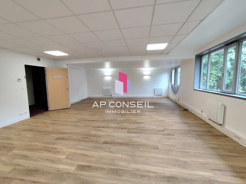 Bureau dans Voisins-le-Bretonneux à louer - Photo intérieure – Image 3 sur 6