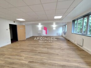 Bureau dans Voisins-le-Bretonneux à vendre Photo intérieure– Image 2 sur 4