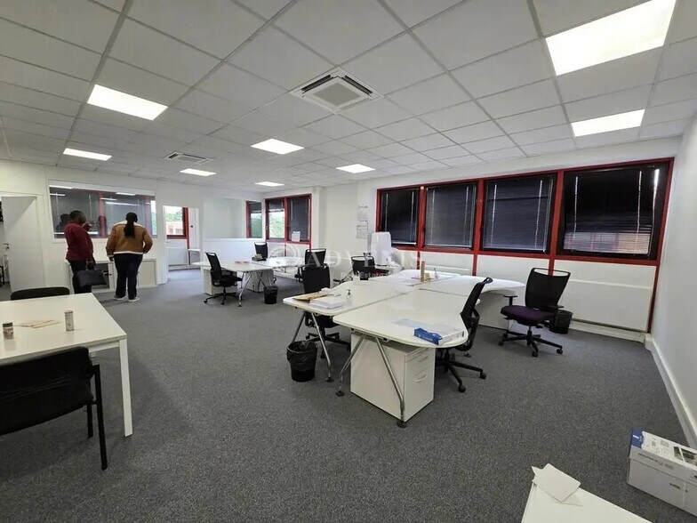 Bureau dans Villepinte à louer - Photo de l’immeuble – Image 1 sur 7