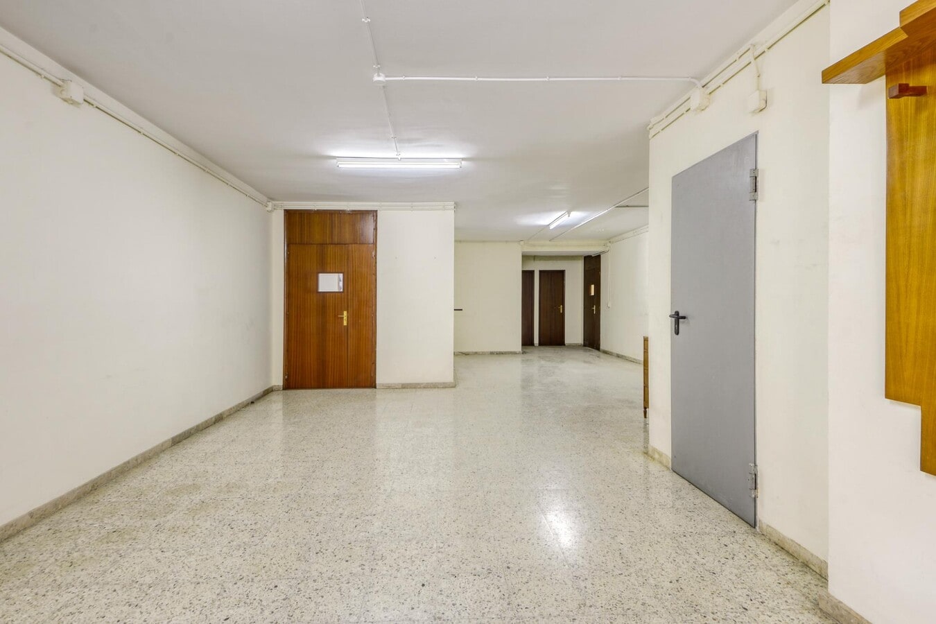 Figueres, GER 17600 - Lot - - - Photo intérieure - Image 1 of 24