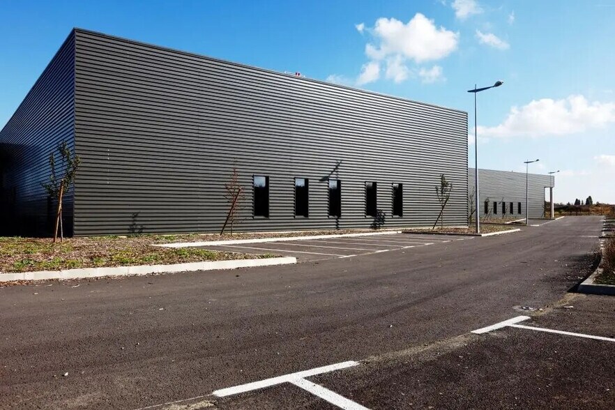 Local d’activités dans Gonesse à louer - Photo de l’immeuble – Image 3 sur 8