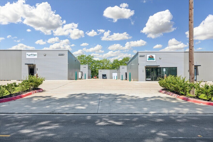 22215 Mueschke Rd, Tomball, TX à louer - Photo de l’immeuble – Image 3 sur 24