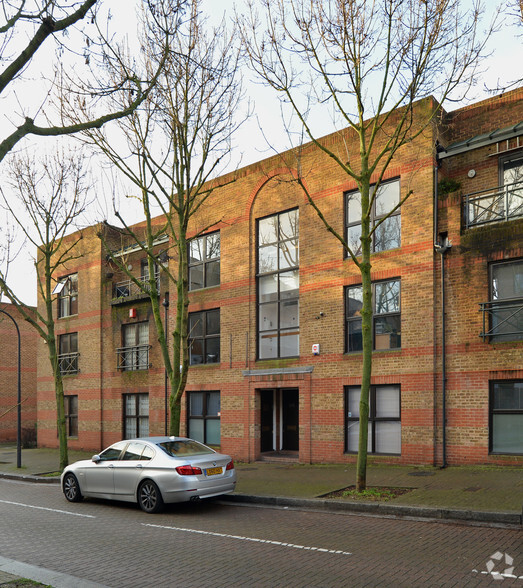5 Onega Gate, Londres à vendre - Photo de l’immeuble – Image 3 sur 8