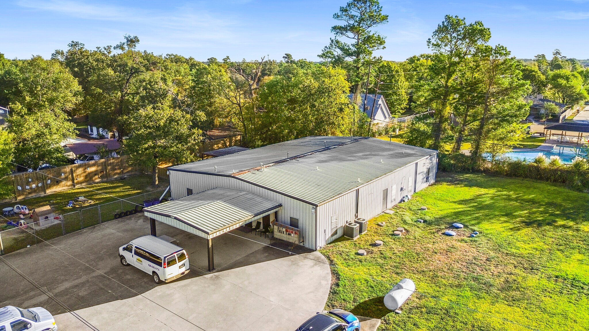 16737 Sprawling Oaks Dr, Conroe, TX à vendre Photo de l’immeuble– Image 1 sur 18