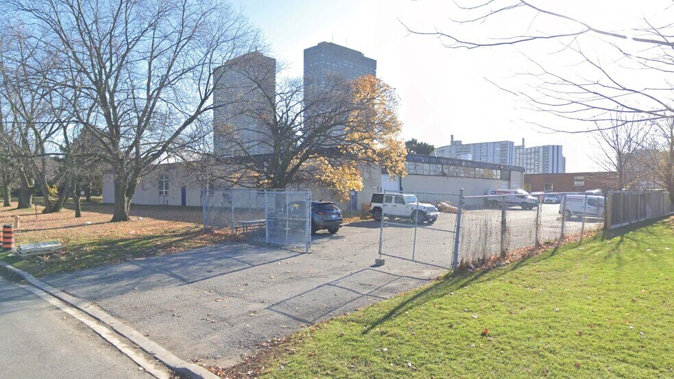 100 Thorncliffe Park Dr, Toronto, ON à louer - Photo de l’immeuble – Image 3 sur 3