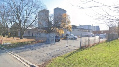 100 Thorncliffe Park Dr, Toronto, ON à louer Photo de l’immeuble– Image 2 sur 2