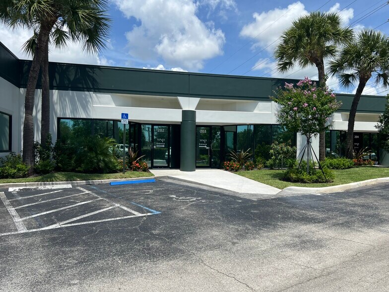 901 Northpoint Pky, West Palm Beach, FL à louer - Photo de l’immeuble – Image 1 sur 5