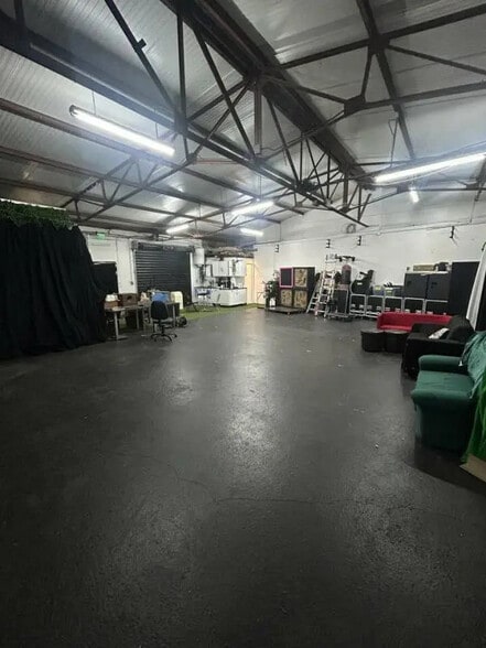 Local d'activités dans OULLINS-PIERRE-BÉNITE à vendre - Photo de l’immeuble – Image 1 sur 9