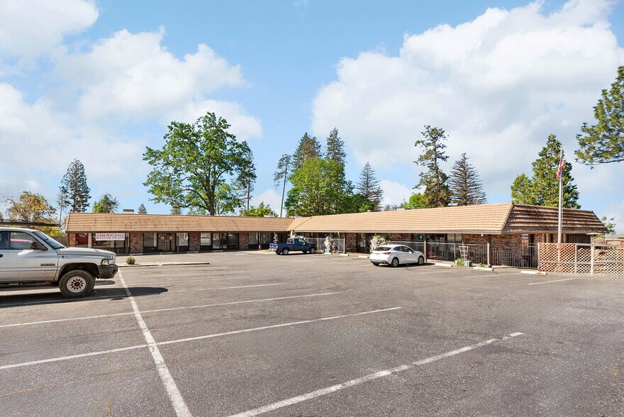 7126 Skyway, Paradise, CA à vendre - Photo de l’immeuble – Image 1 sur 57