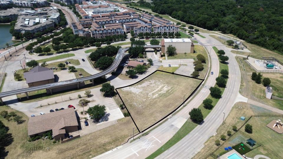 1611 Riverside Dr, Irving, TX à vendre - Photo de l’immeuble – Image 2 sur 6