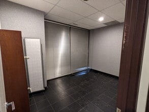 2135 32nd Ave NE, Calgary, AB à louer Photo intérieure– Image 1 sur 4