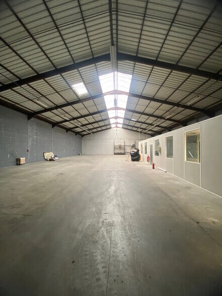 Local d’activités dans Brignais à louer - Photo de l’immeuble – Image 1 sur 3