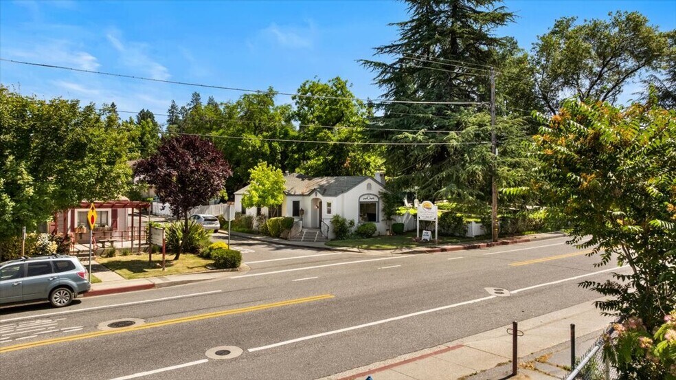 216 Colfax Ave, Grass Valley, CA à vendre - Photo de l’immeuble – Image 2 sur 34