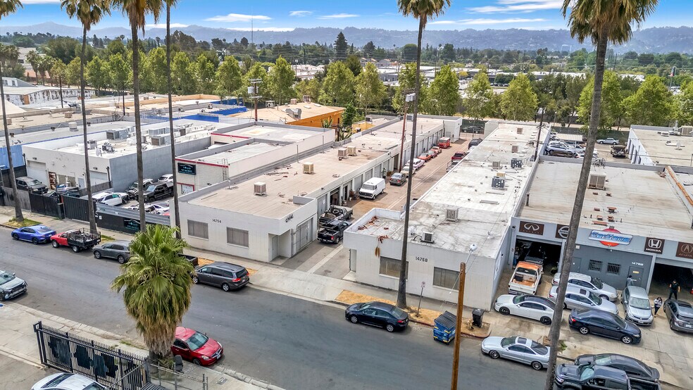 14754 Calvert St, Van Nuys, CA à louer - Photo de l’immeuble – Image 2 sur 5