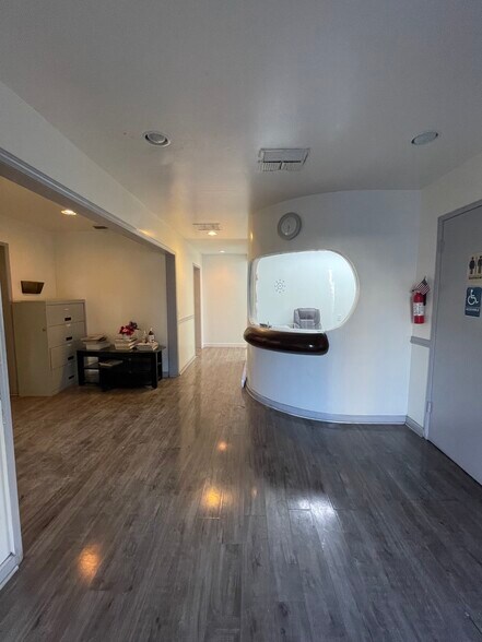 715 N Ridgewood Pl, Los Angeles, CA à louer - Photo de l’immeuble – Image 2 sur 14