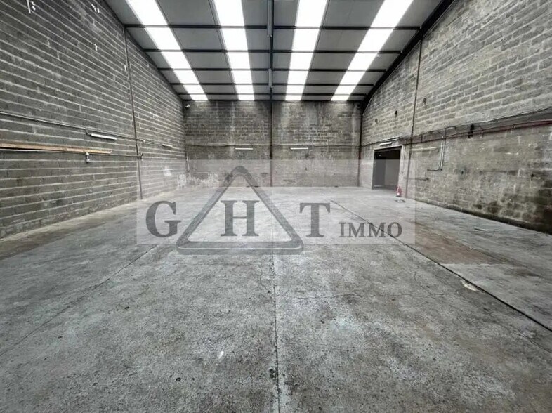 Bureau dans Vaux-le-Pénil à louer - Photo de l’immeuble – Image 1 sur 5