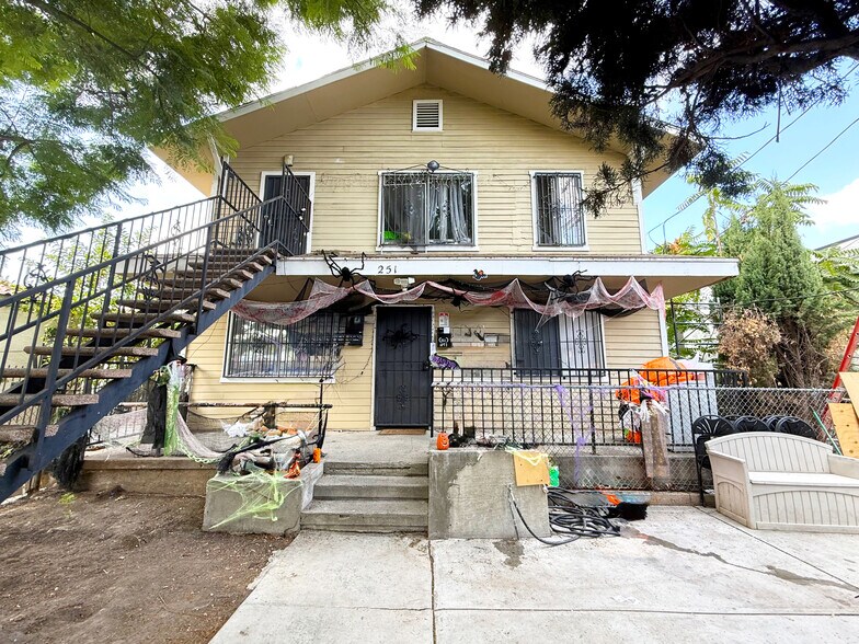 251 N Burlington Ave, Los Angeles, CA à vendre - Photo de l’immeuble – Image 2 sur 7