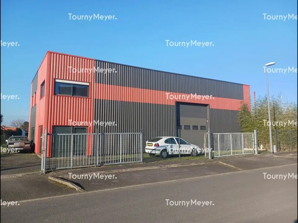 Local d'activités dans Saint-Julien-de-Concelles à vendre Photo de l’immeuble– Image 1 sur 5